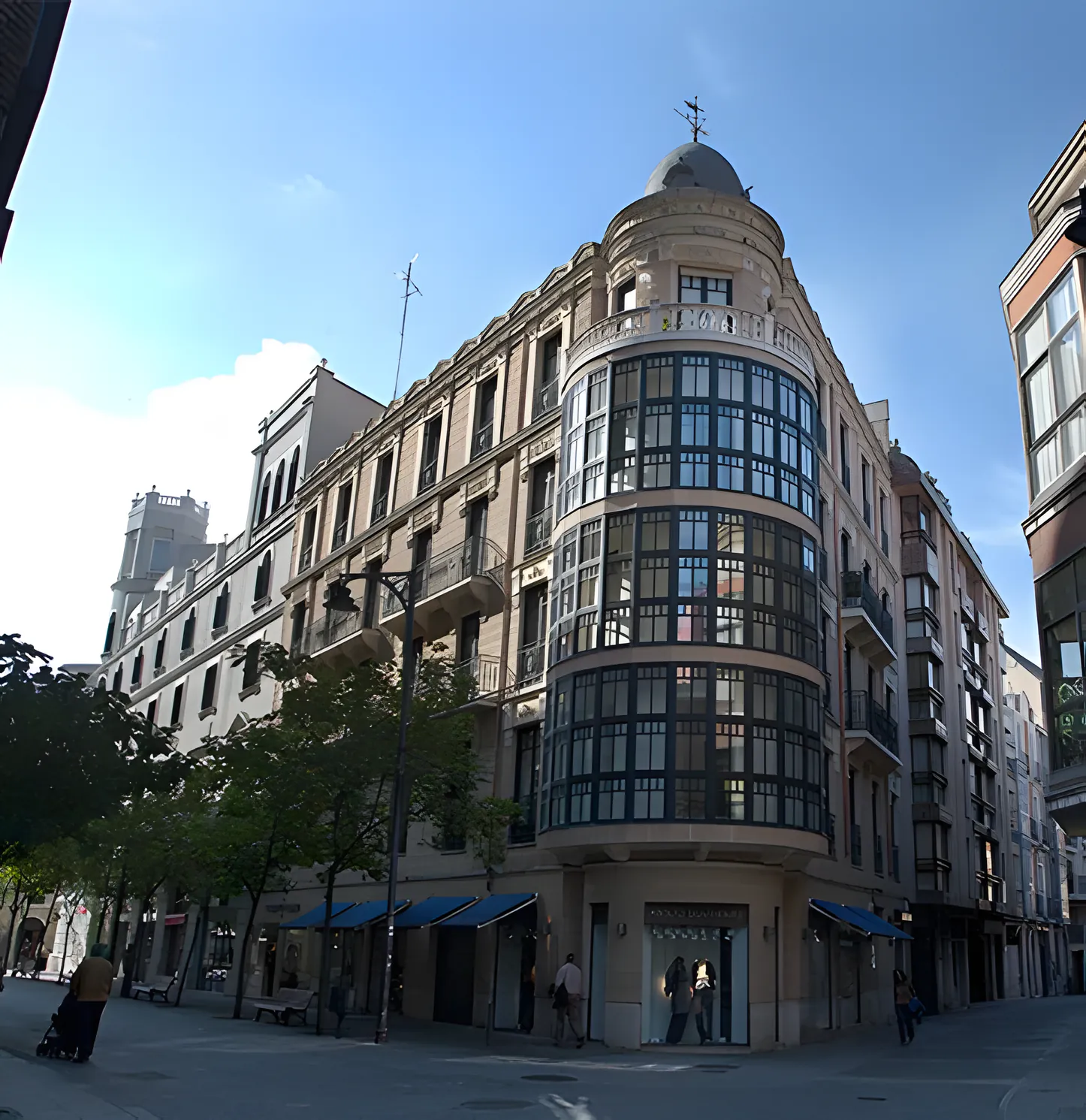 Edificio histórico en esquina con miradores acristalados