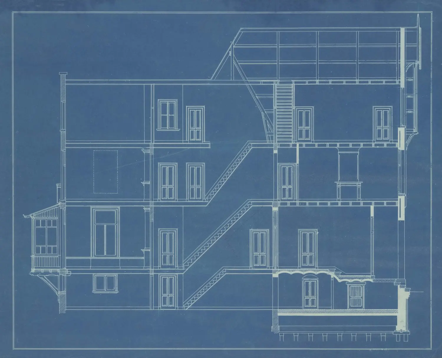 Plano técnico de un edificio con sus ventanas
