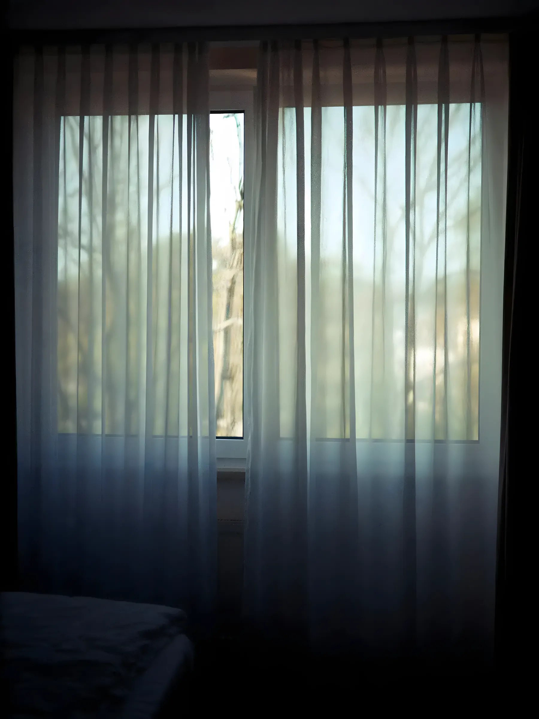 Ventana con cortinas translúcidas en una habitación tranquila