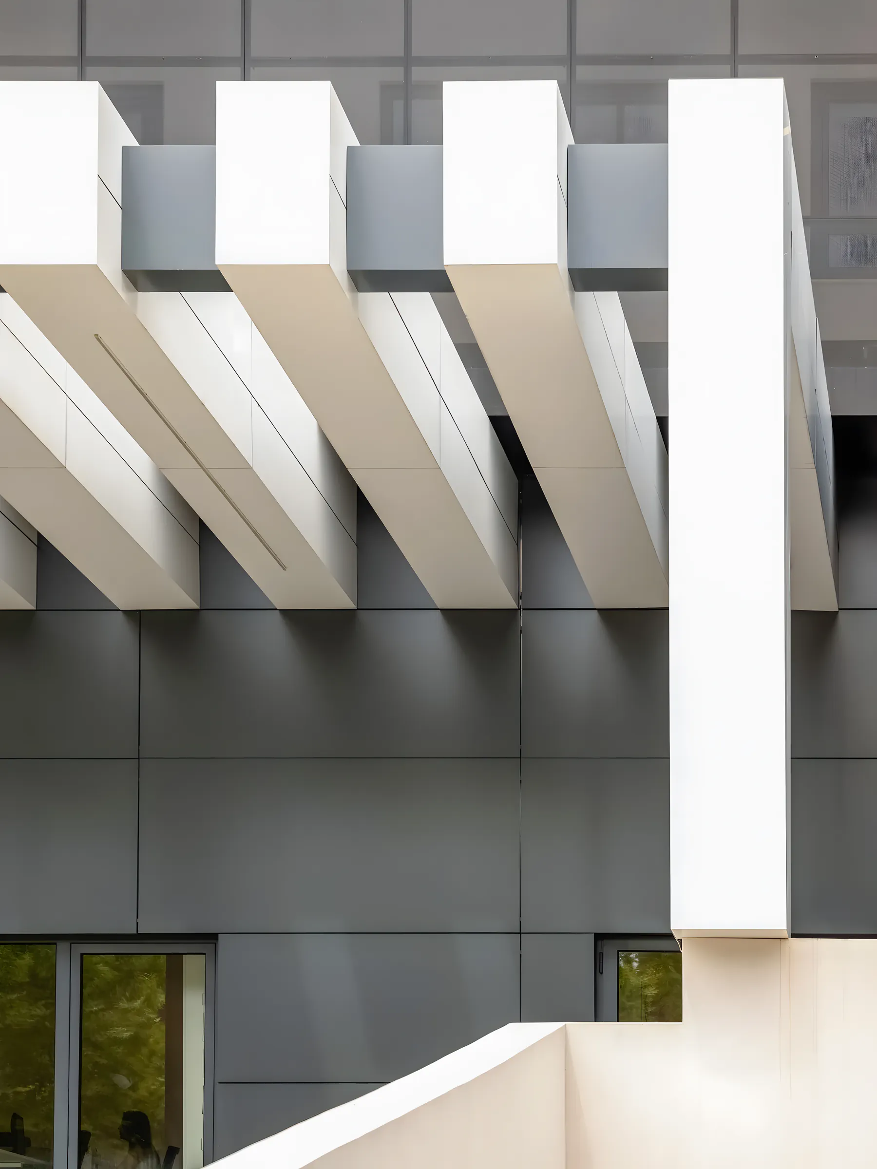 Fachada con lamas blancas sobre paneles de aluminio gris